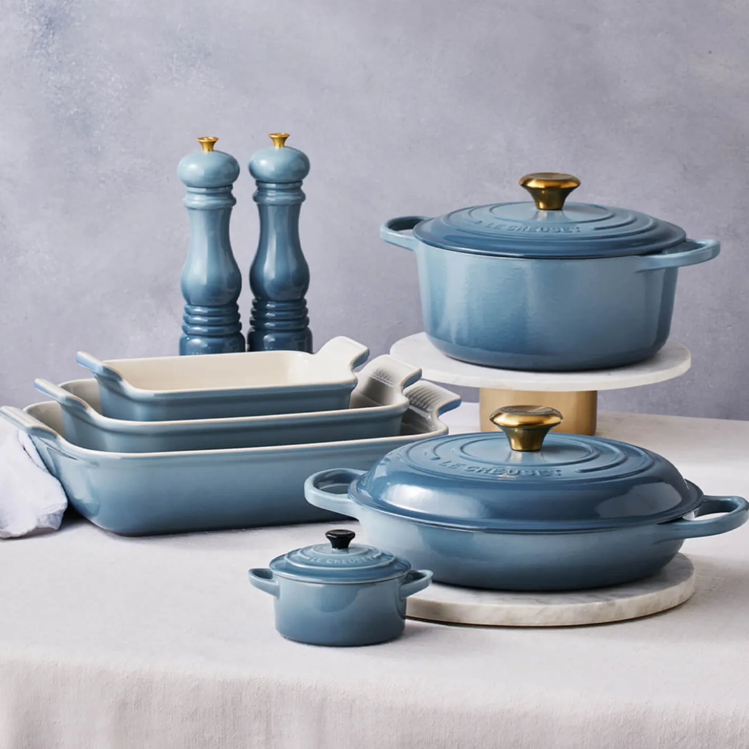 Le Creuset Signature Cast Iron 28cm Round Casserole - Chambray