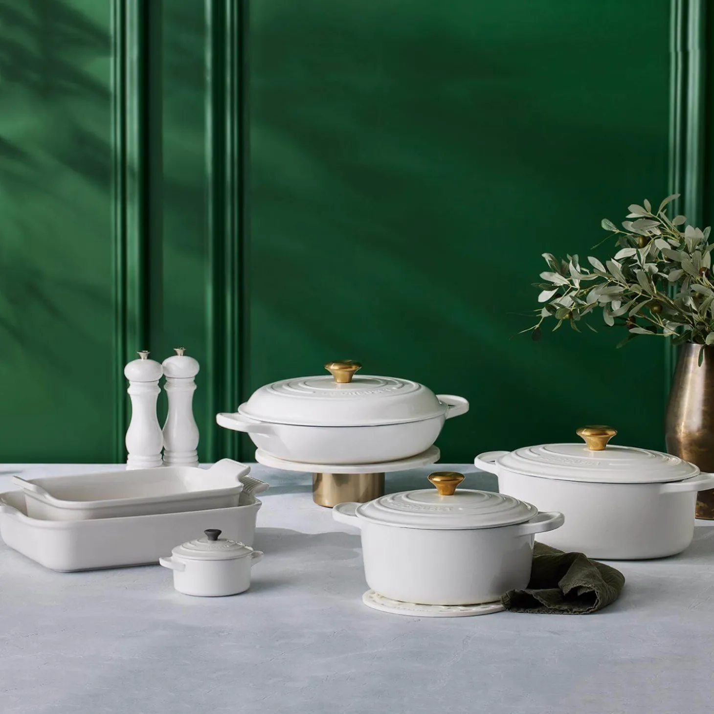 Le Creuset Signature Cast Iron 26cm Shallow Round Casserole - White