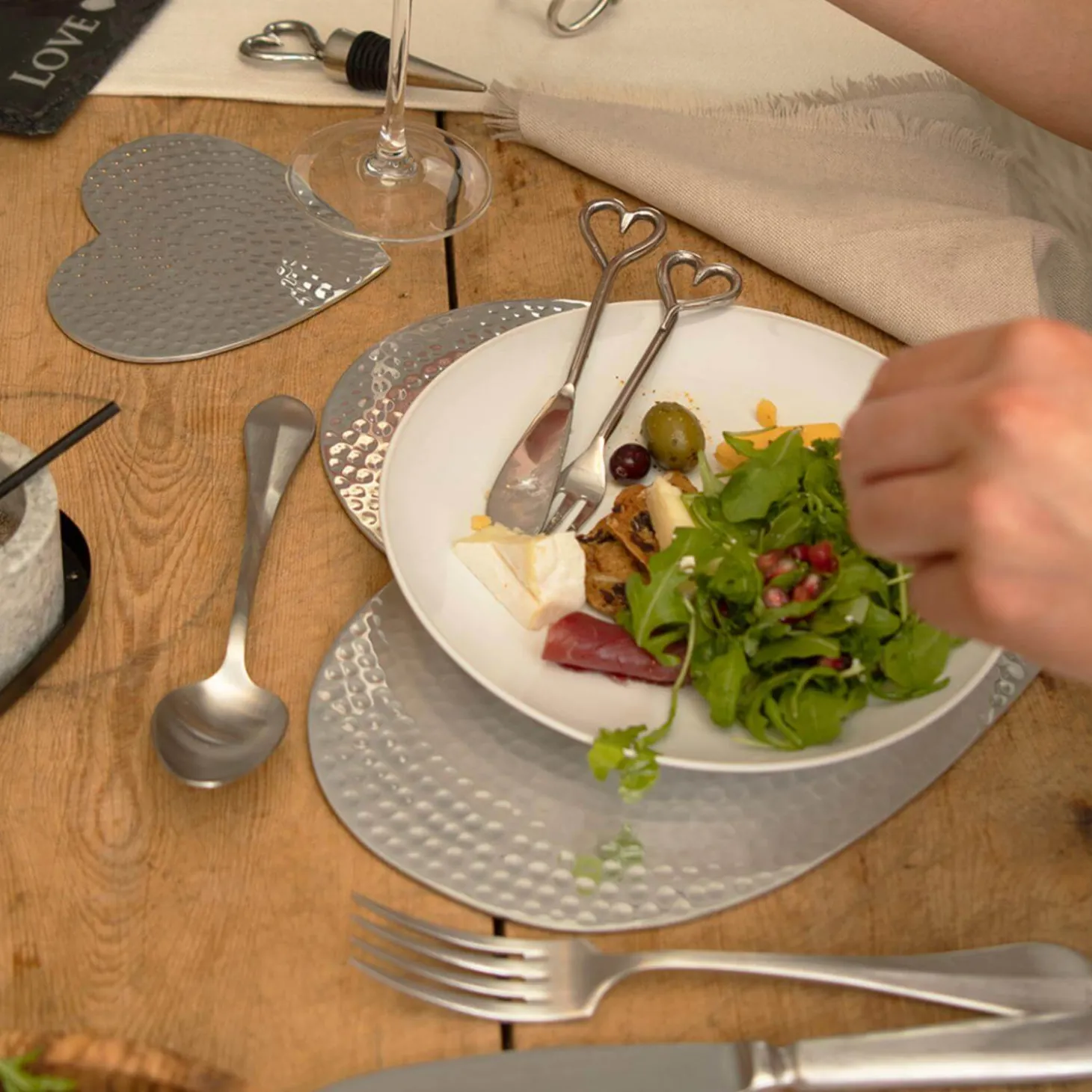 Selbrae House Flat Hammered Aluminium Set of 2 Heart Placemats - Silver