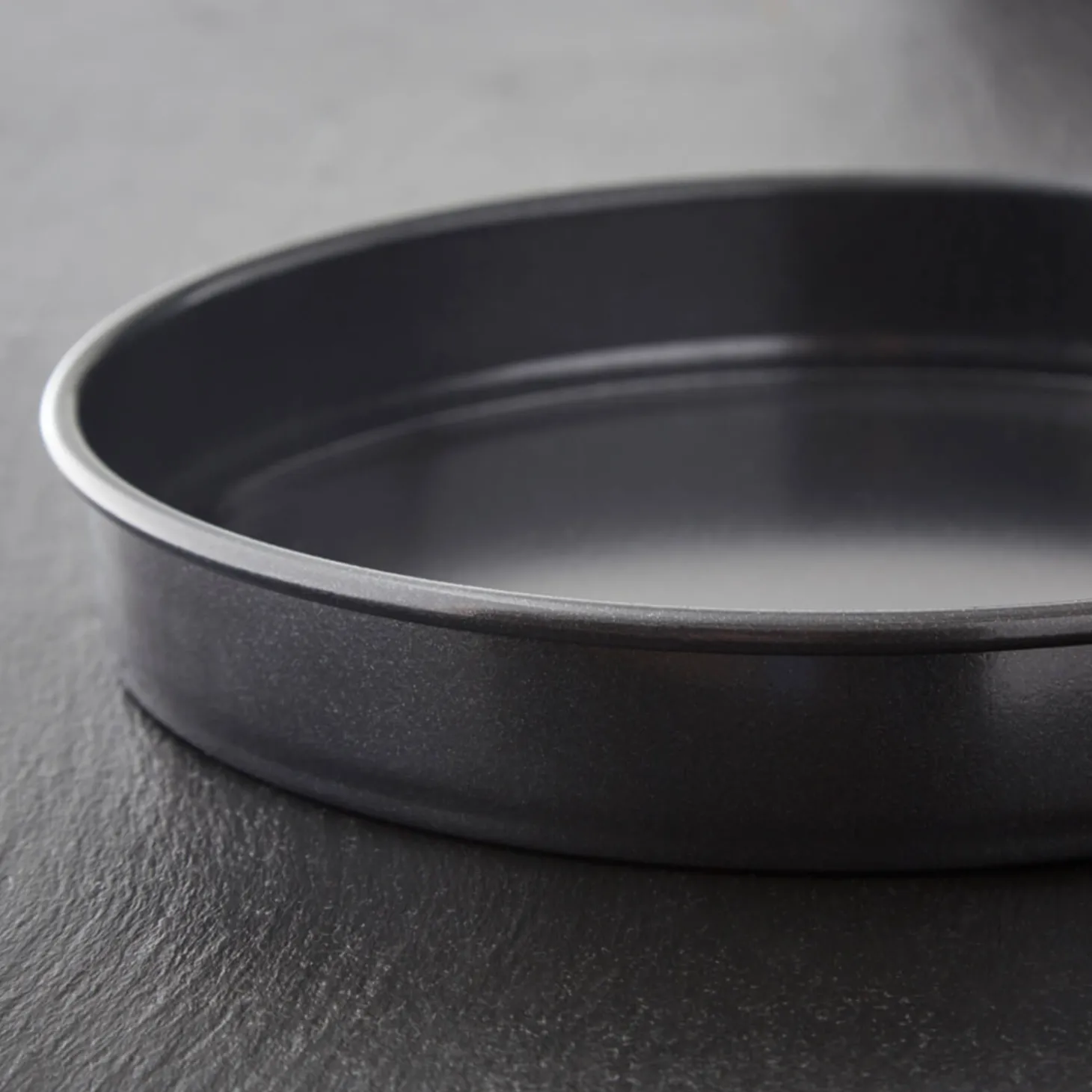 Tower Precision Plus Carbon Steel 23cm Round Non-Stick Loose Base Sandwich Tin - Black