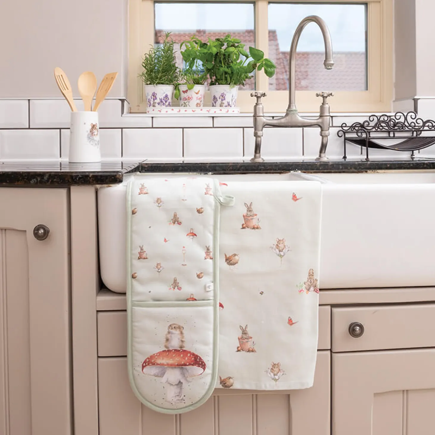Wrendale Designs by Hannah Dale Double Oven Glove - Garden Friends