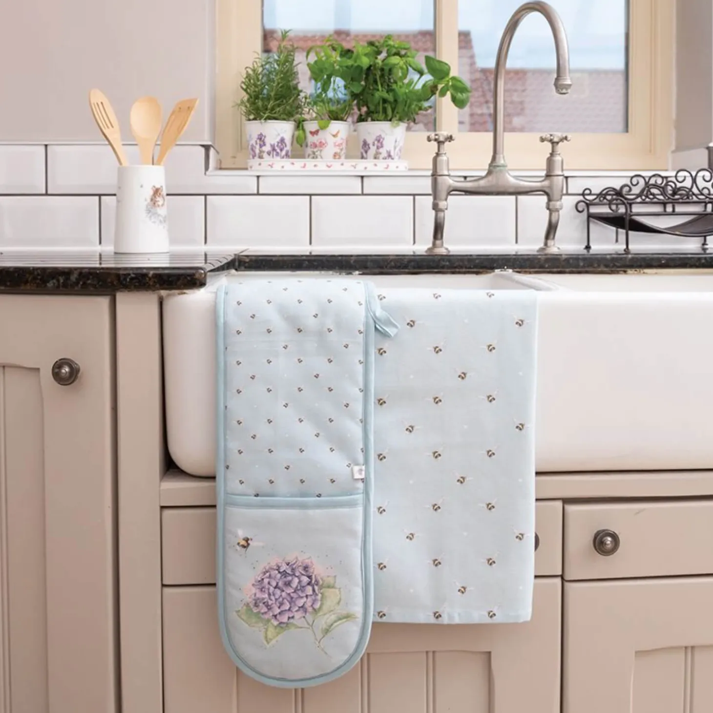 Wrendale Designs by Hannah Dale Double Oven Glove - Busy Bee